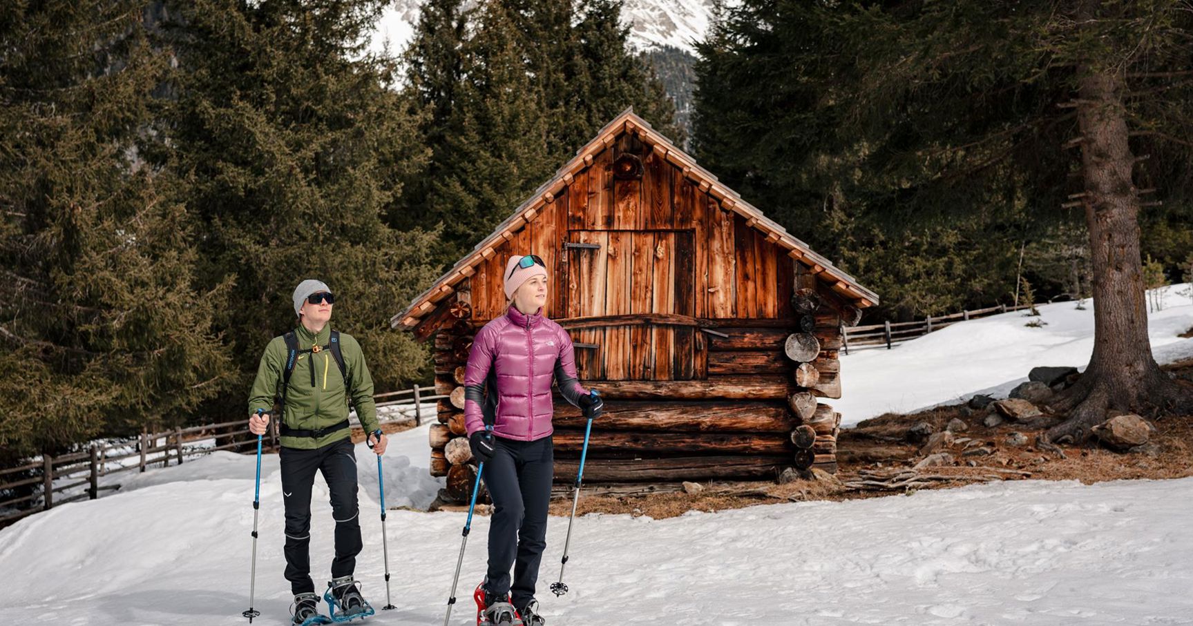 Zwei Personen beim Schneeschuhwandern