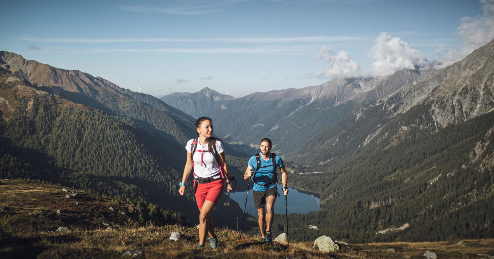 Zwei Personen beim Wandern