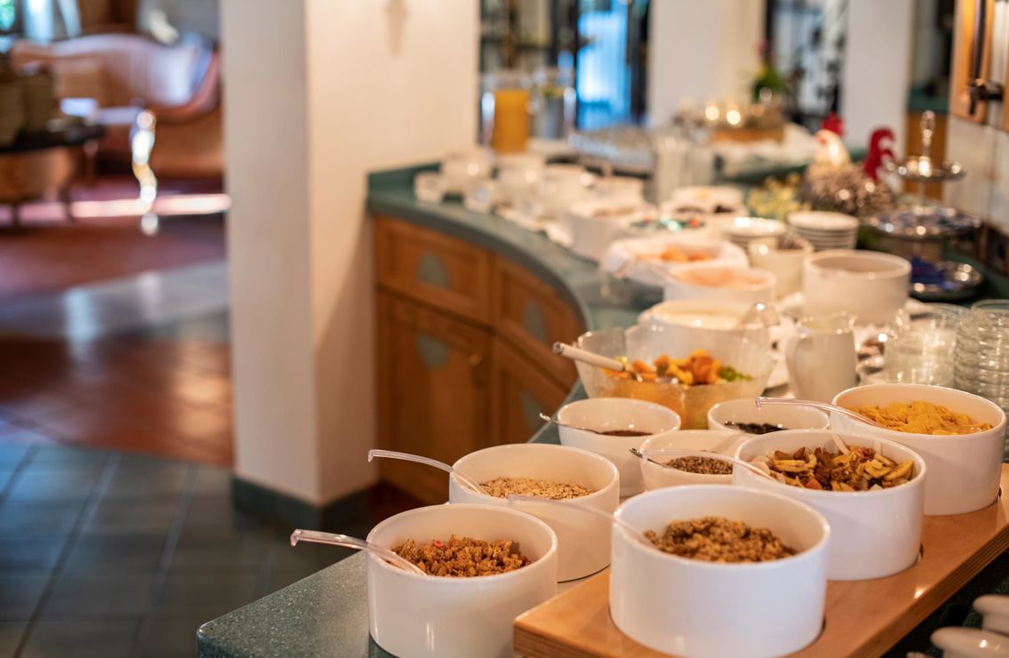 Zutaten für Müsli am Frühstücksbuffet