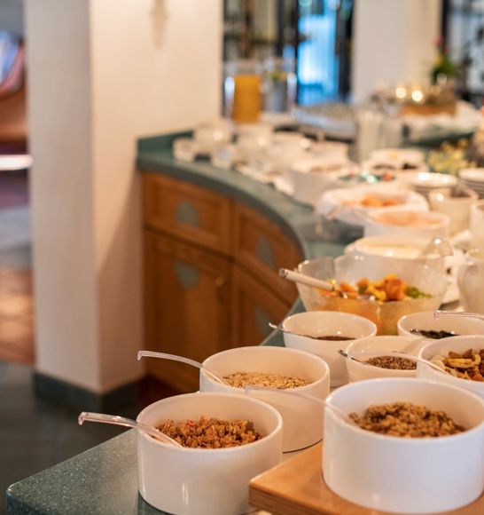 Zutaten für Müsli am Frühstücksbuffet