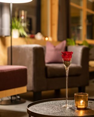 Eine Sitzgruppe mit einem kleinen Tisch