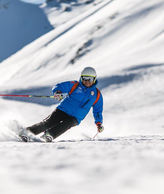 Un uomo che sta sciando