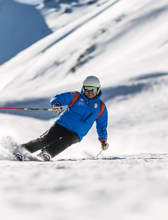 Ein Mann beim Skifahren