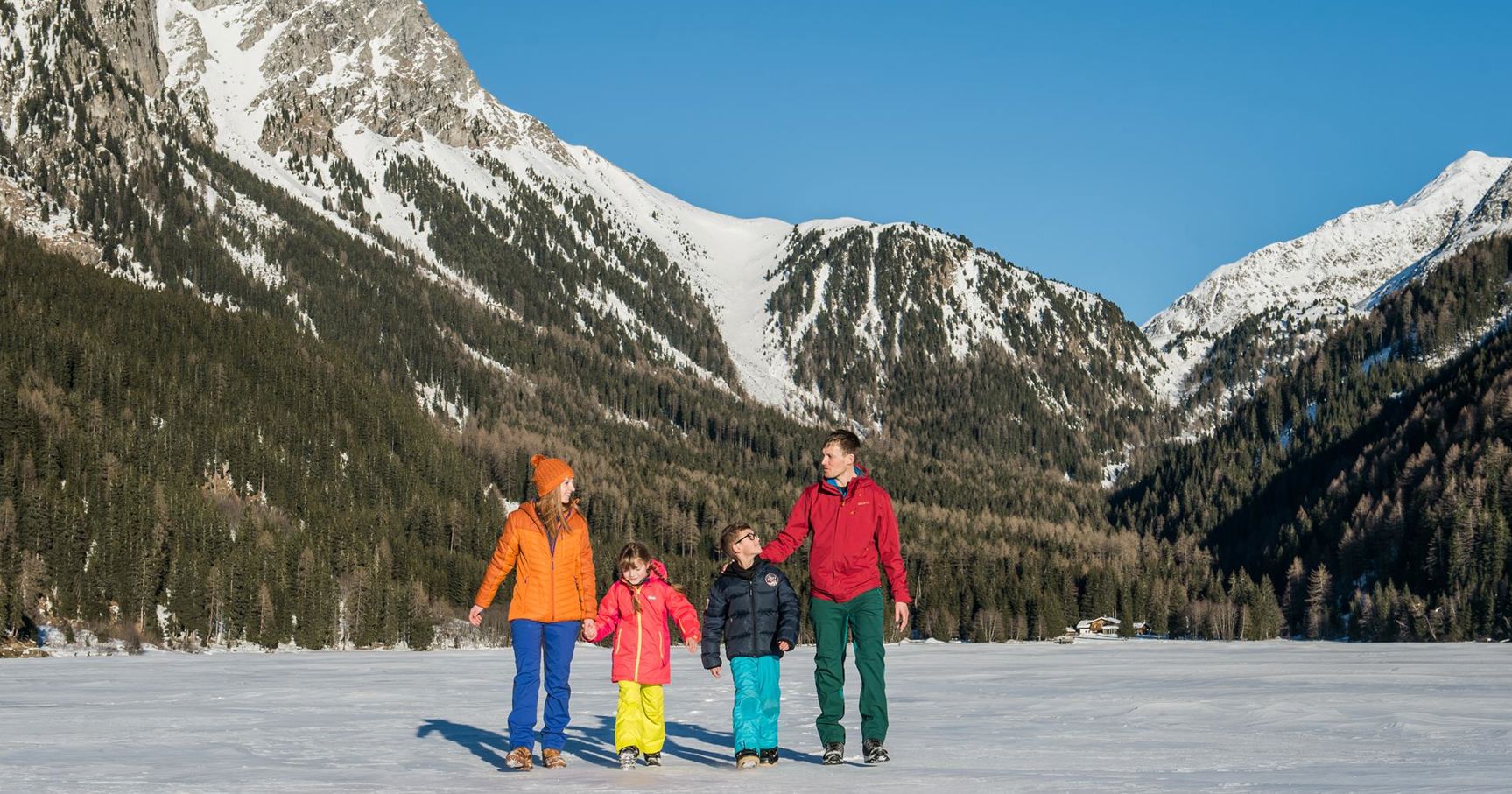 Eine Familie auf einem Ausflug im Winter