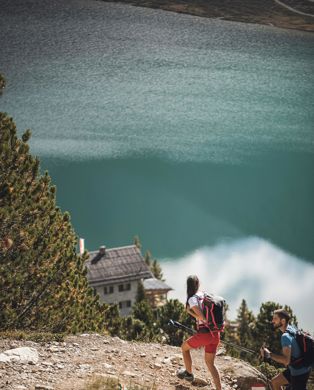 Ein Paar beim Wandern in der Nähe eines Sees