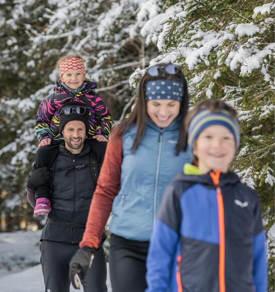 schneeschuh-winterwandern-familie-c-wisthaler-harald-archiv-tourist-info-antholzertal-1