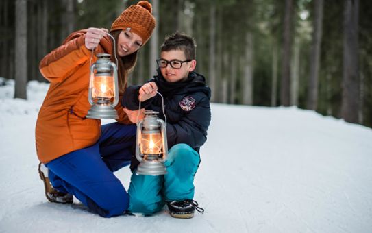 Madre e figlio con lanterne