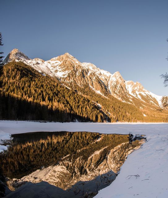 Die sonnengeküssten Berge im Winter