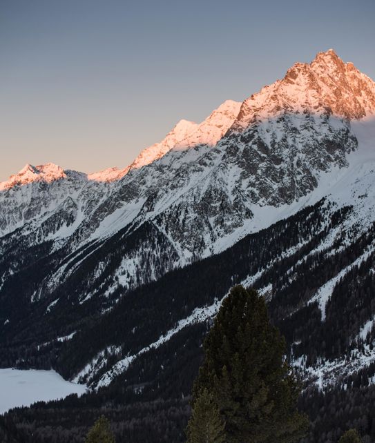 Skifahren in der Dämmerung